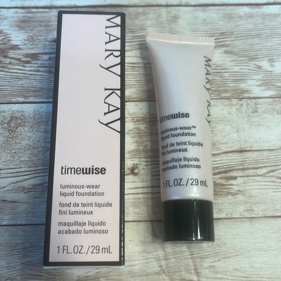 NEW MK Ivory 4 LUMINOUS-WEAR Timewise Luminous Wear Liquid Foundation New in box - Picture 4 of 7